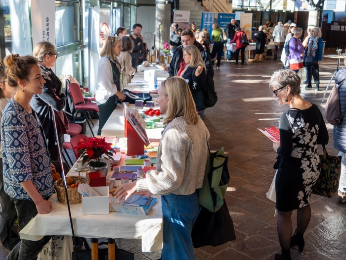 anima gut besuchte Informationsstände im Foyer